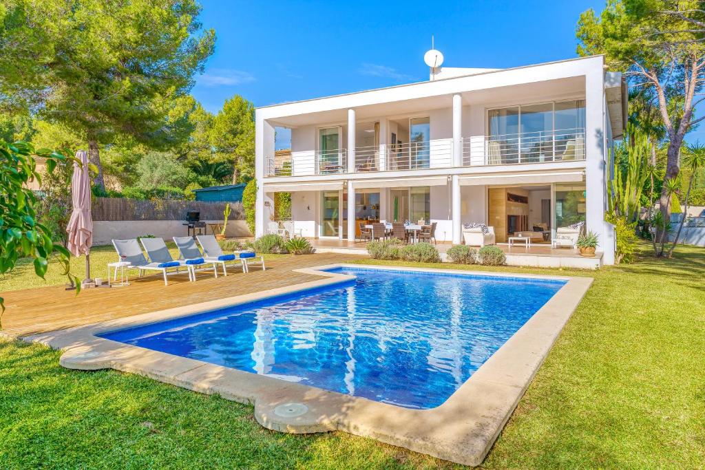 una casa con piscina frente a ella en Casa Suca, en Santa Ponsa