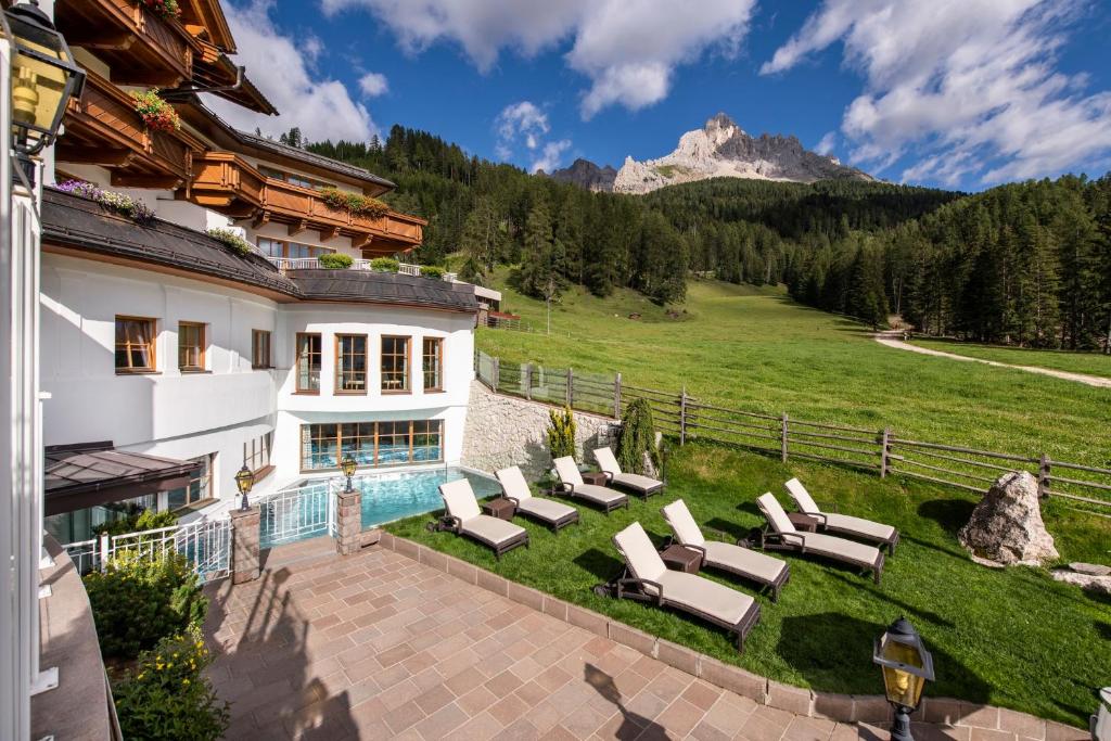 Nespecifikovaný výhled na hory nebo výhled na hory při pohledu z hotelu