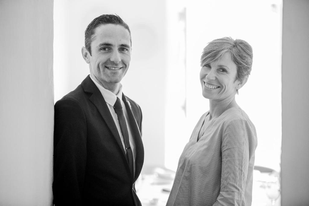 un homme et une femme se tenant côte à côte dans l'établissement La Bastide De Moustiers - Hôtel et Restaurant - Teritoria, à Moustiers-Sainte-Marie