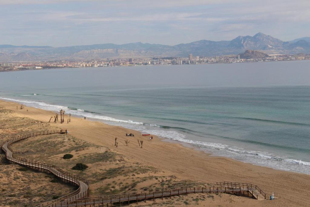Una vista de una playa con gente caminando en ella en Apartamento Arenales, en Arenales del Sol