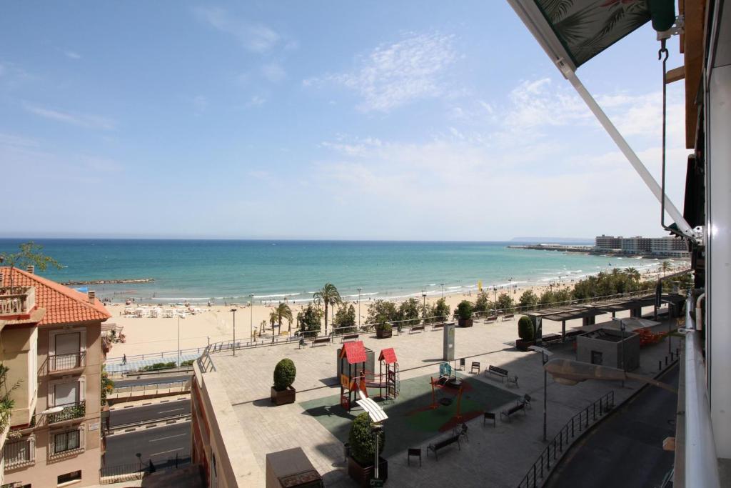 uma vista para a praia a partir de um edifício em Estudio Playa del Postiguet em Alicante
