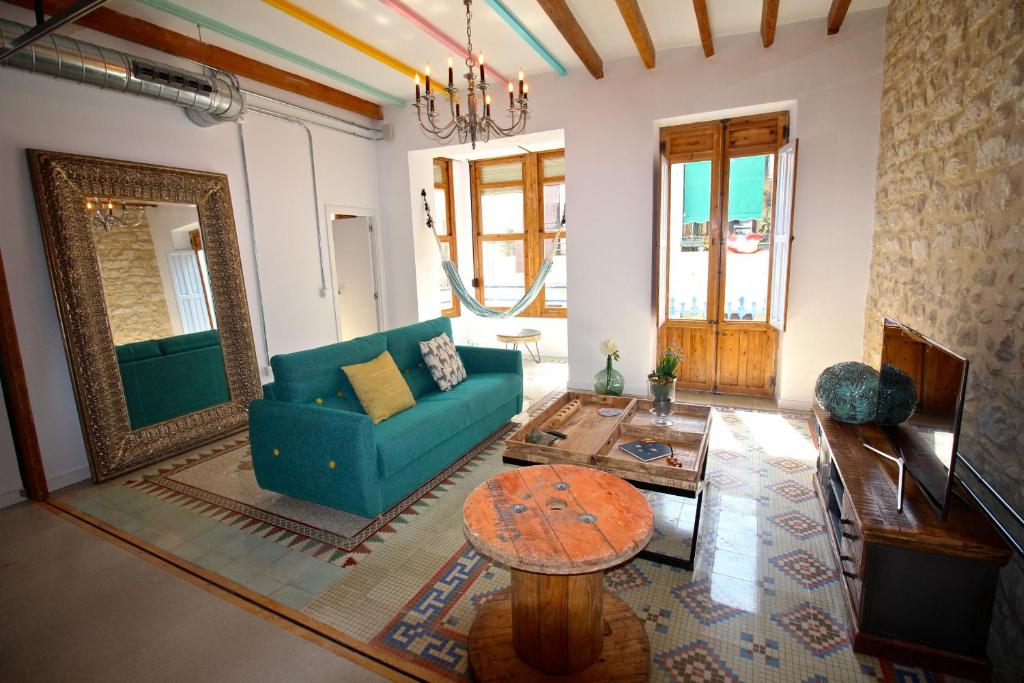 sala de estar con sofá azul y mesa en Apartamento Grande y Luminoso en el Centro de Alicante en Alicante