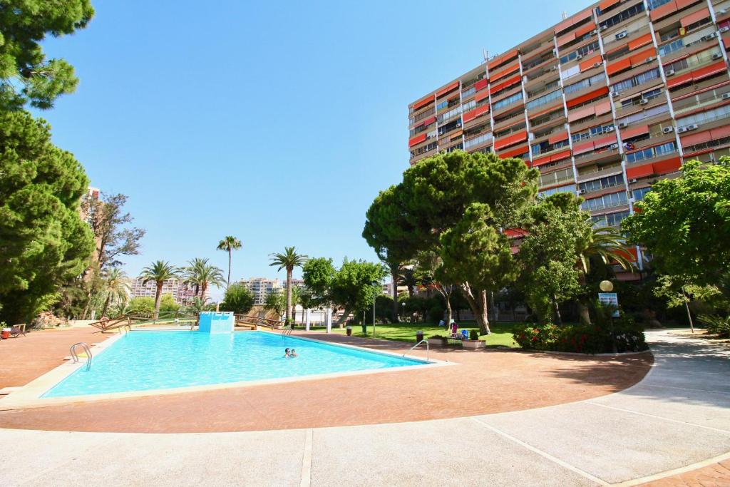 una gran piscina frente a un edificio en Apartamento El Tridente, en Alicante