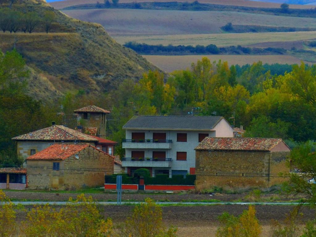 un grupo de edificios con una montaña en el fondo en Casa Zacarias Bonitas vistas en La Rioja, en Herramélluri