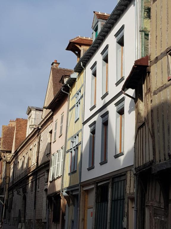 une rangée de bâtiments dans une rue de la ville dans l'établissement Appart'Hôtel Sainte Trinité, à Troyes