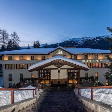 Nespecifikovaný výhled na hory nebo výhled na hory při pohledu z hotelu