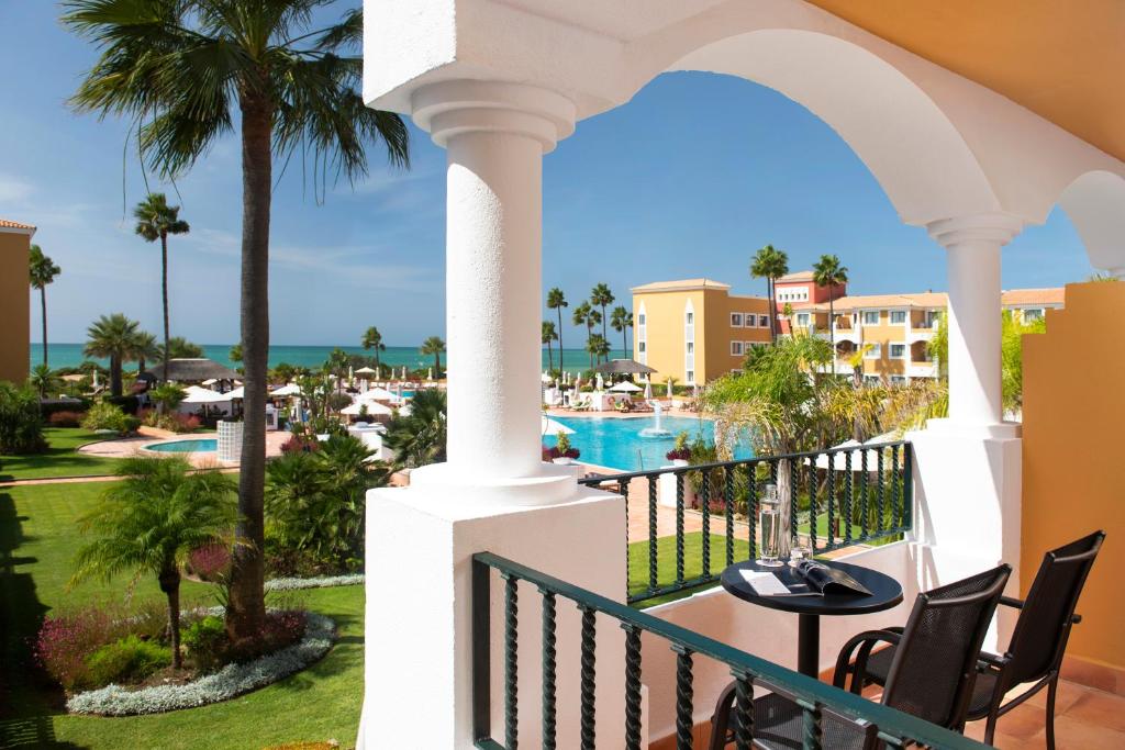 Bazén v ubytovaní Palacio de Sancti Petri, a Gran Meliá - The Leading Hotels of the World alebo v jeho blízkosti