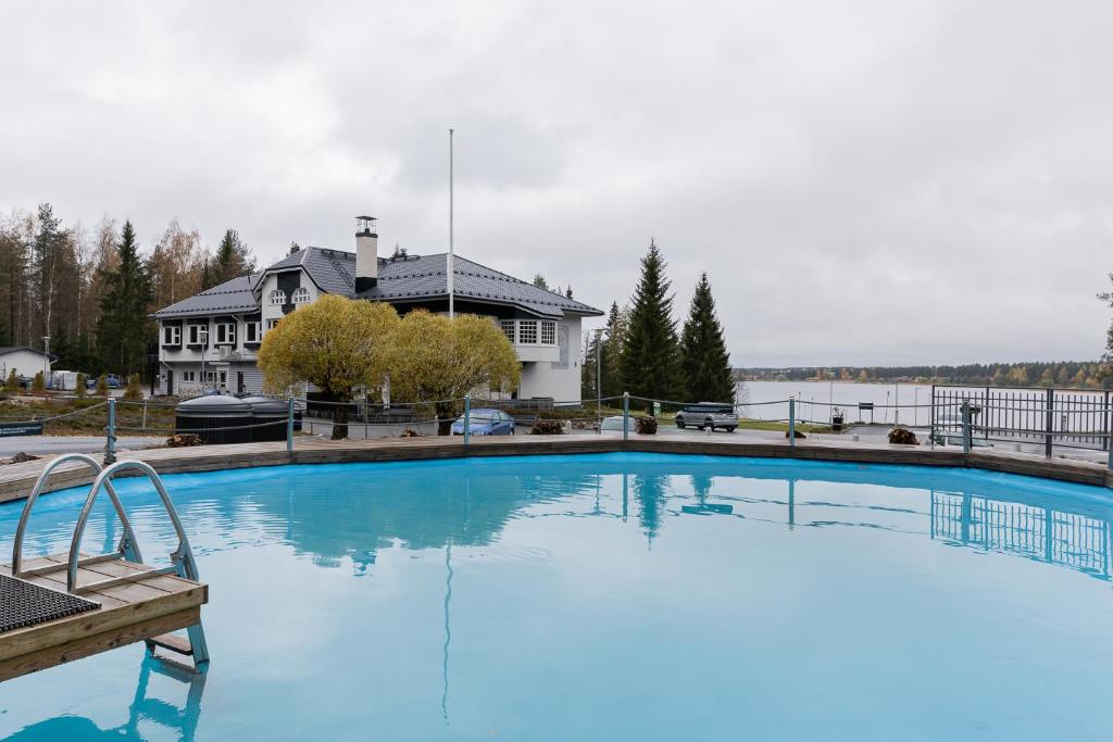 Bazén v ubytování Aateli Lakeside Chalets - former Vuokatti Suites nebo v jeho okolí