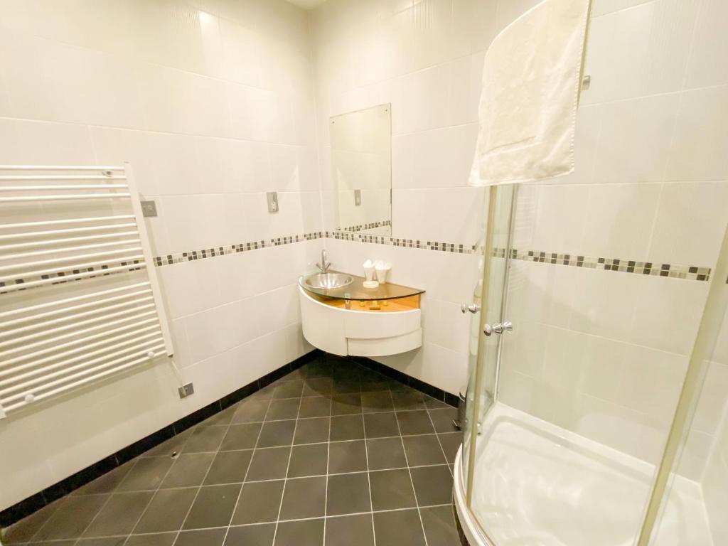 St Giles House - Resim 23