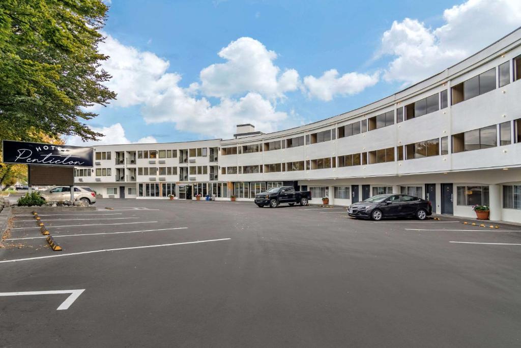 un estacionamiento frente a un gran edificio en Hotel Penticton, Ascend Hotel Collection, en Penticton