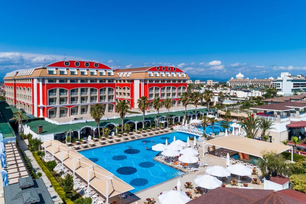 een luchtzicht op een resort met een zwembad bij Orange County Belek - Family Concept in Belek