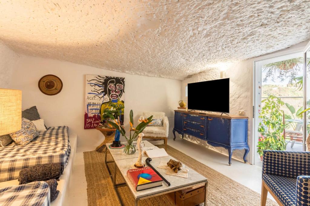 a living room with a couch and a tv at Cueva de Sacromonte in Teror