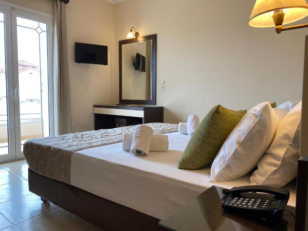 Postel nebo postele na pokoji v ubytování Porto Planos Beach Hotel