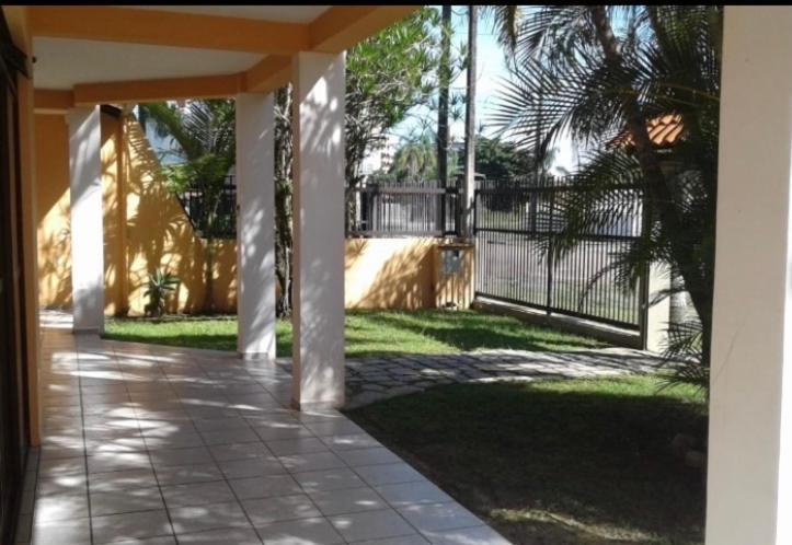  Linda e espaçosa casa de Guaratuba a 2 quadras da praia central
