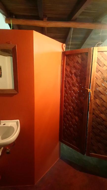 uma casa de banho com um chuveiro, um lavatório e um espelho. em Castillo Oasis em Zipolite