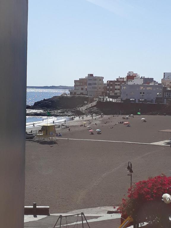 vista su una spiaggia con edifici e sull'oceano di Tu rincon en Playa de Melenara a Telde