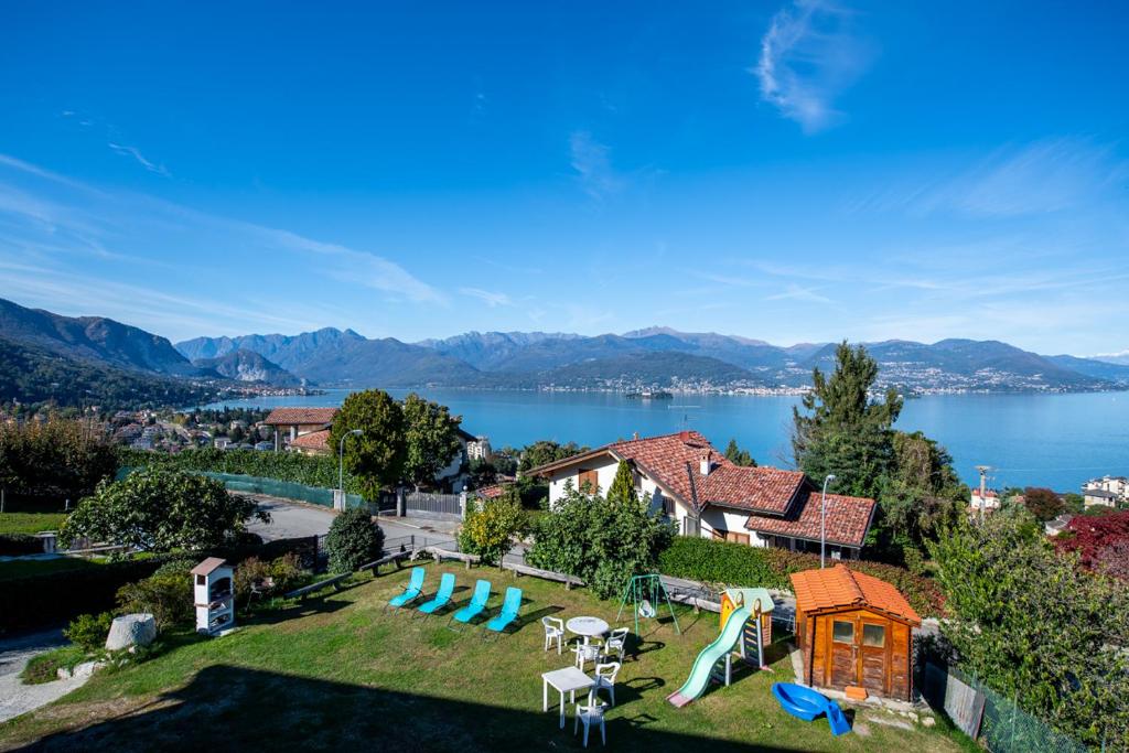 una vista aerea di una casa con parco giochi di India a Stresa