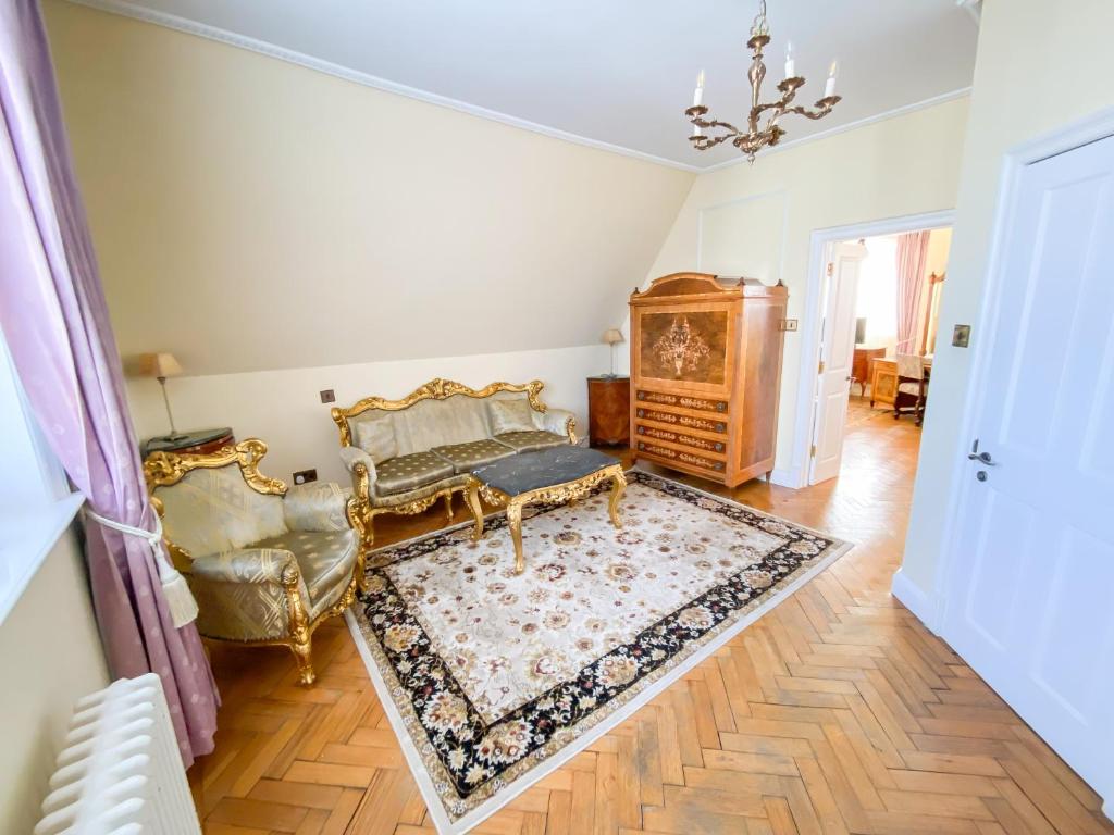 St Giles House - Resim 15