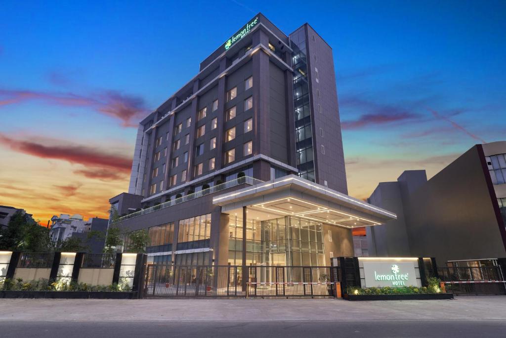 占西Lemon Tree Hotel, Jhansi的酒店建筑效果图及日落