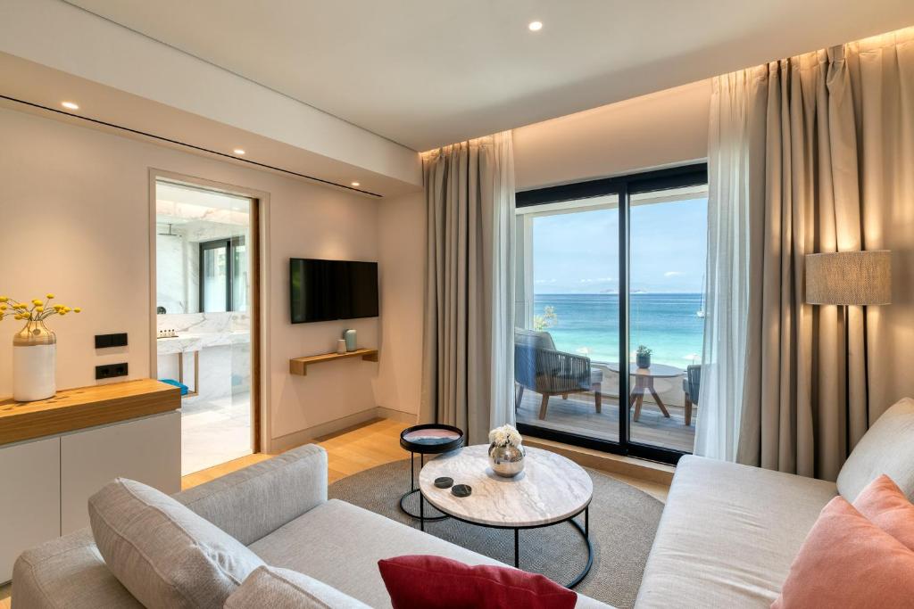 TV a/nebo společenská místnost v ubytování Vathi Cove Luxury Resort & Spa
