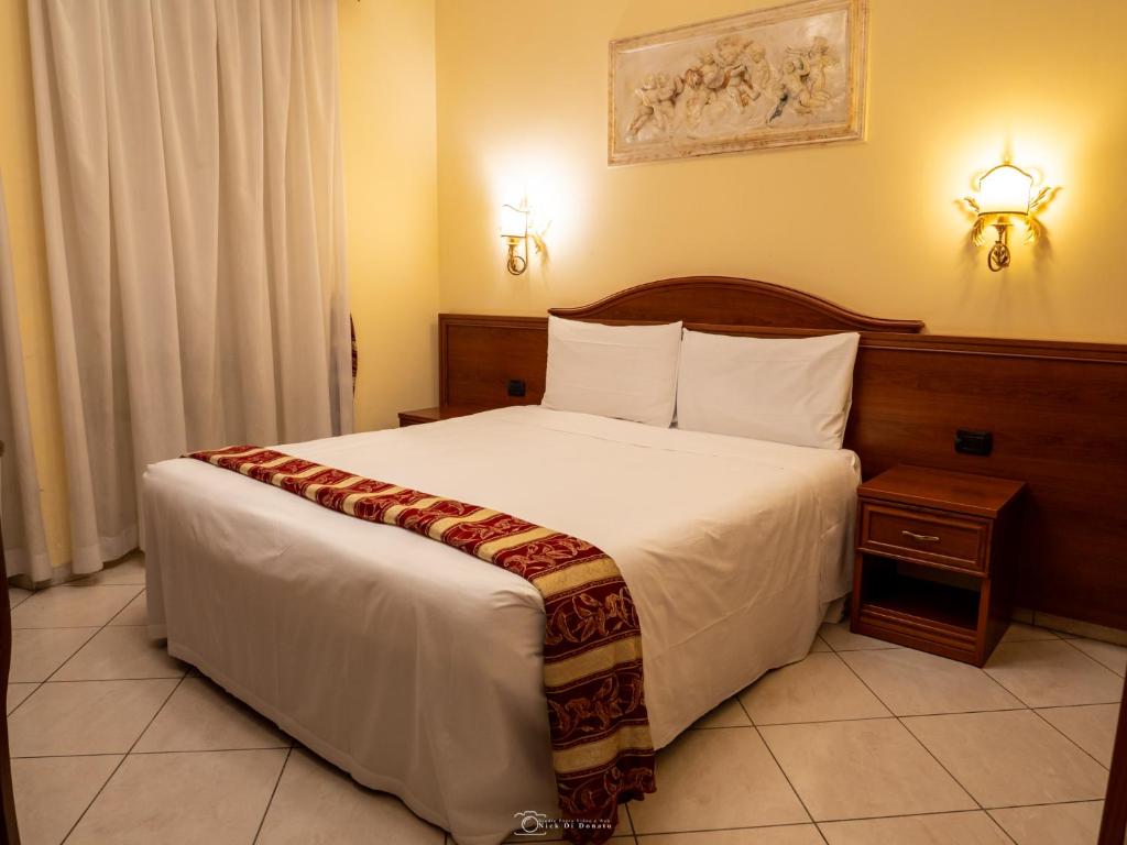 ローマにあるアラ バシリカ ルームスのホテルルーム内のベッドルーム1室(大型ベッド1台付)