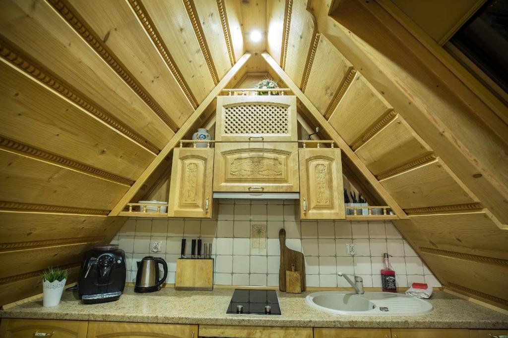 Kuchyňa alebo kuchynka v ubytovaní Apartament Widokowy i Wyjątkowy Kościelisko
