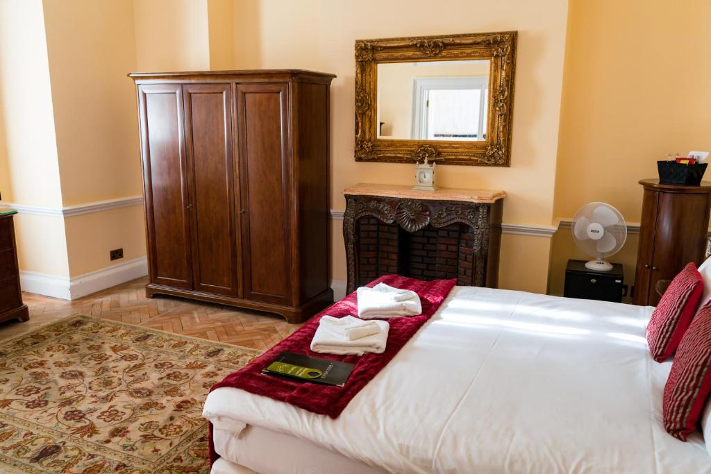 St Giles House - Resim 14