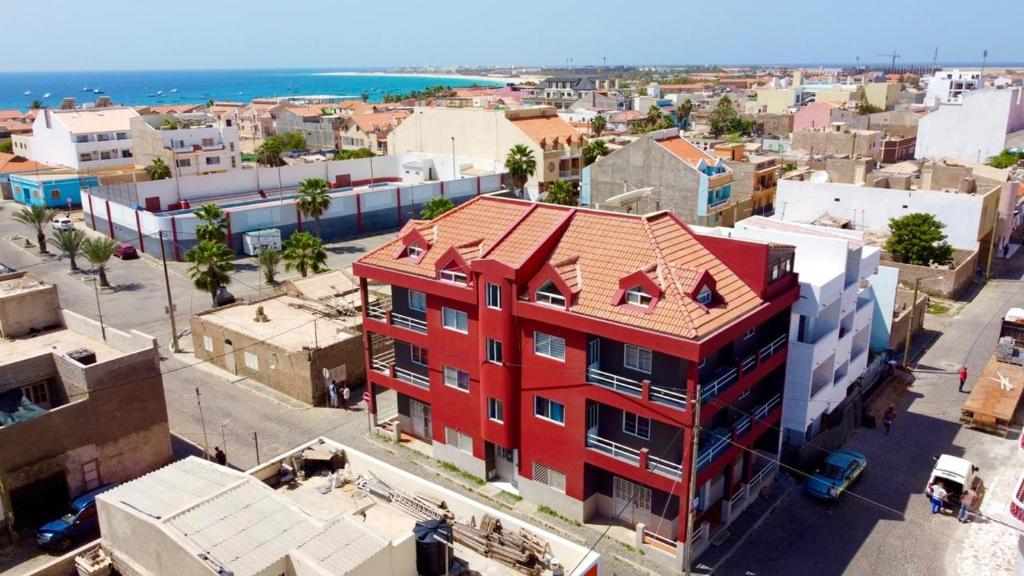 una vista aérea de un edificio rojo en una ciudad en Apartamento Llana, en Santa Maria