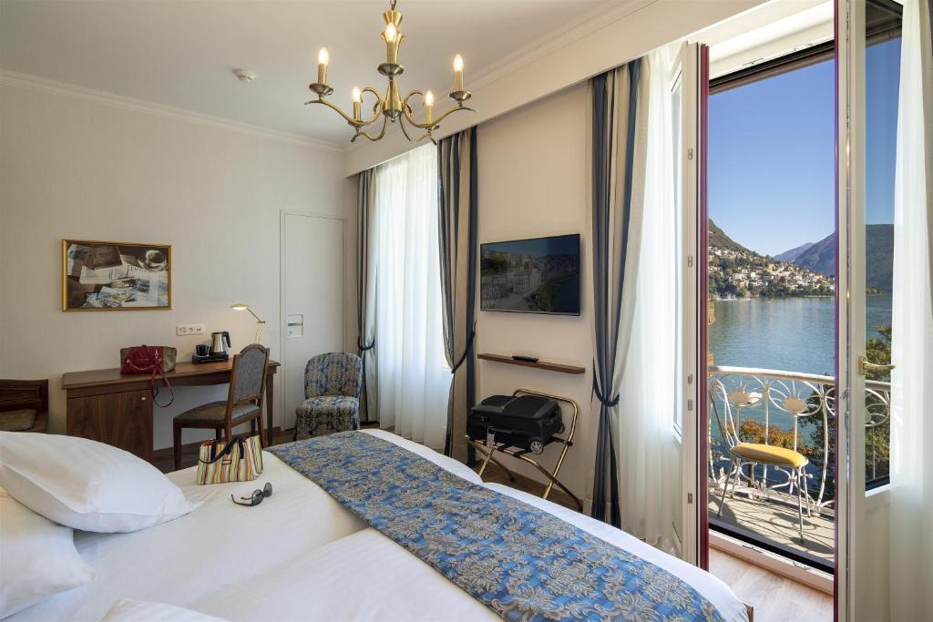 TV a/nebo společenská místnost v ubytování International au Lac Historic Lakeside Hotel
