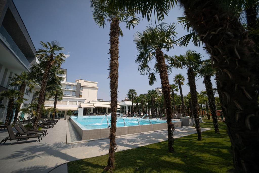 Bazén v ubytování Hotel Terme Venezia nebo v jeho okolí