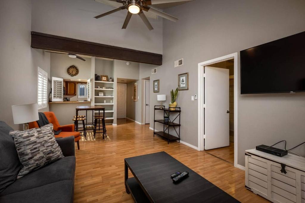 Cozy Gilbert Condo Walking Distance to Downtown !, Gilbert (updated