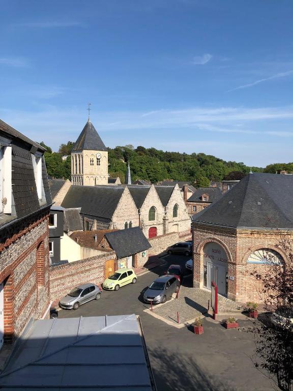 une petite ville avec des voitures garées dans un parking dans l'établissement Joli studio meublé proche de la plage, à Veules-les-Roses