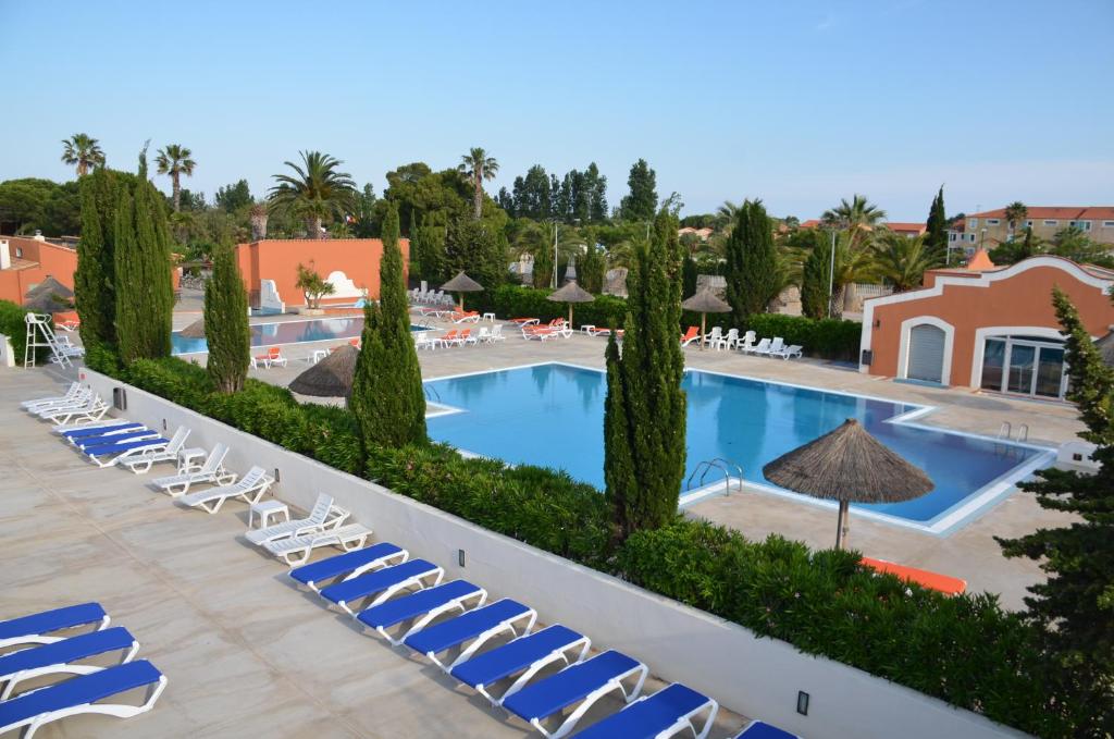 vista para a piscina no resort em Mobil Home XXL 4 chambres - Camping Les Tropiques em Torreilles