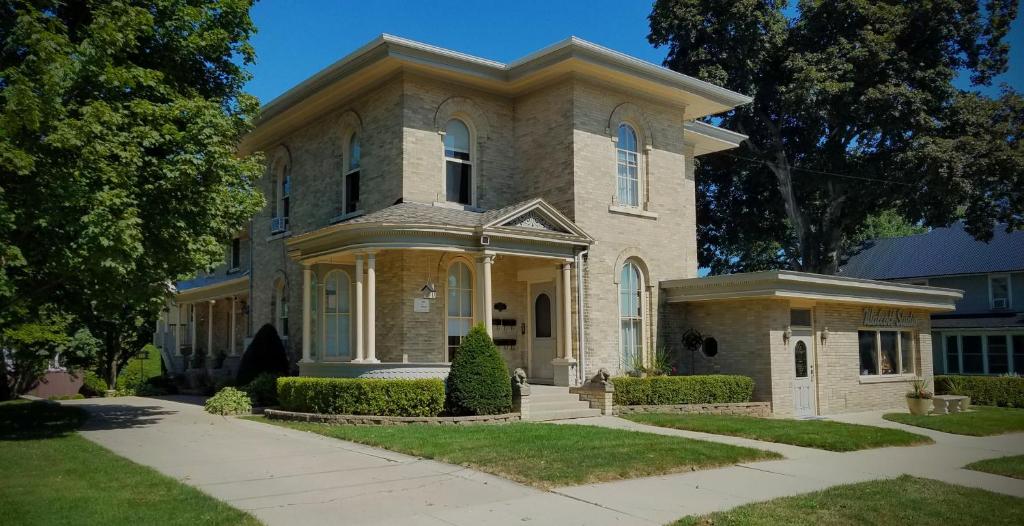 uma grande casa de tijolos com uma entrada em frente em HA Whitney Inn em Columbus