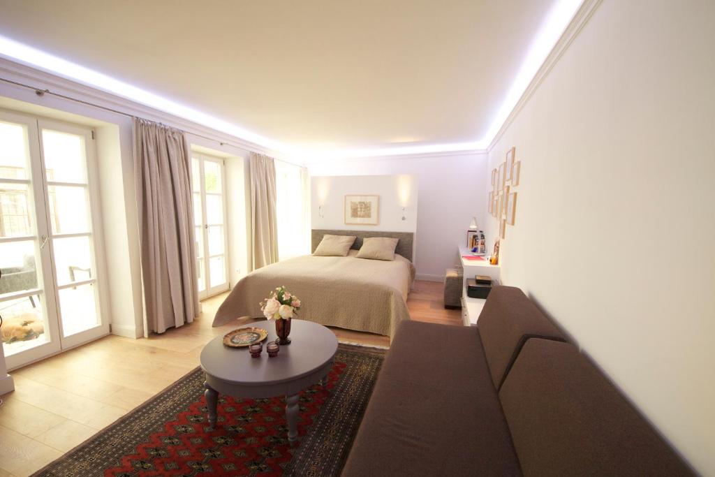 1 dormitorio con cama, sofá y mesa en Hoheschule Apartment Kapriole, en Viena