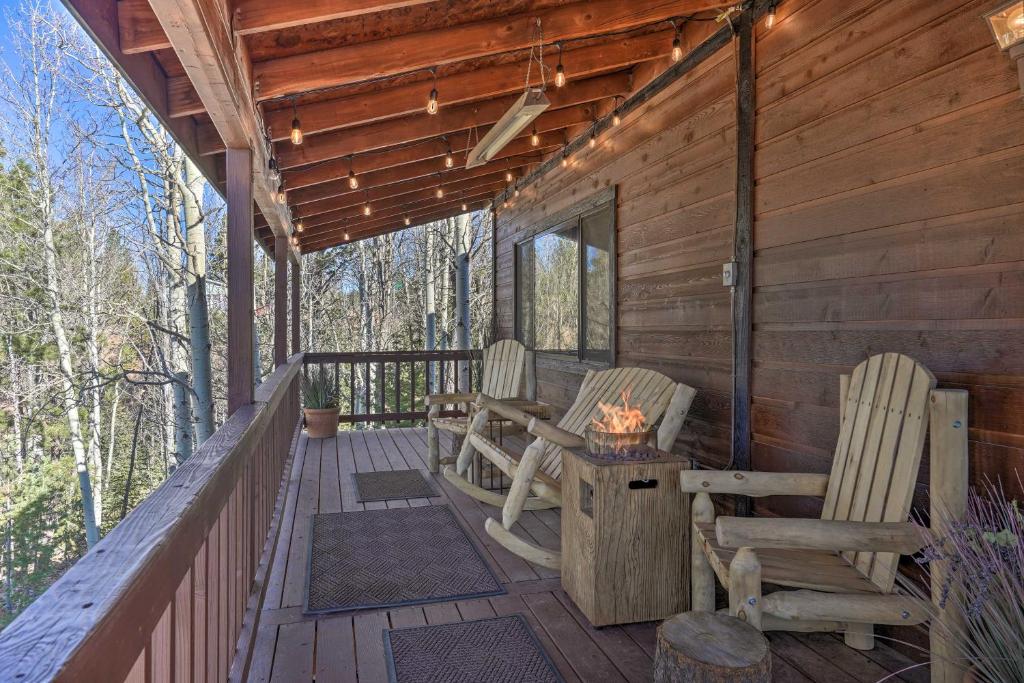 une véranda avec deux chaises et une table dans l'établissement Mountain Paradise with Grill, WiFi and Stunning Views!, à Cripple Creek