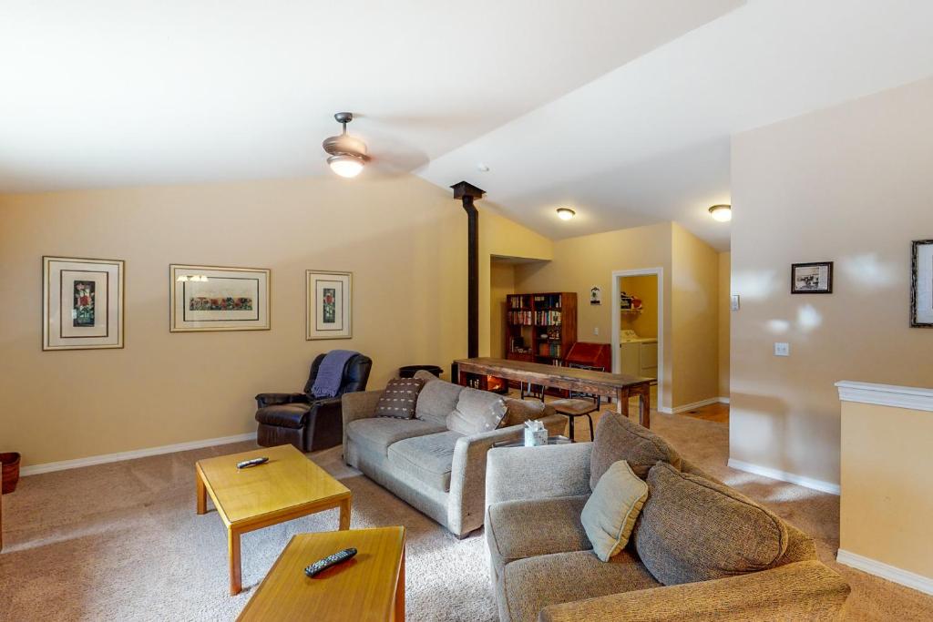 uma sala de estar com um sofá e uma mesa em Lavender Lake Lodge em Pine Glen
