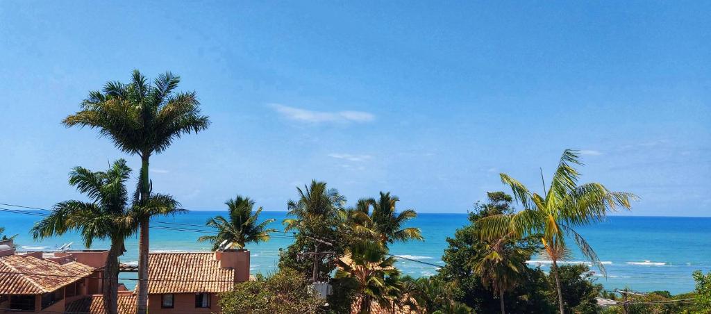 widok na ocean i palmy w obiekcie Pousada Vento Sul - Arraial D'Ajuda w mieście Arraial d'Ajuda