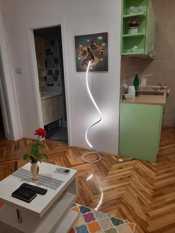 ein Zimmer mit einem Tisch und einer Lampe in der Küche in der Unterkunft IGNIM 2 Apartment in Subotica