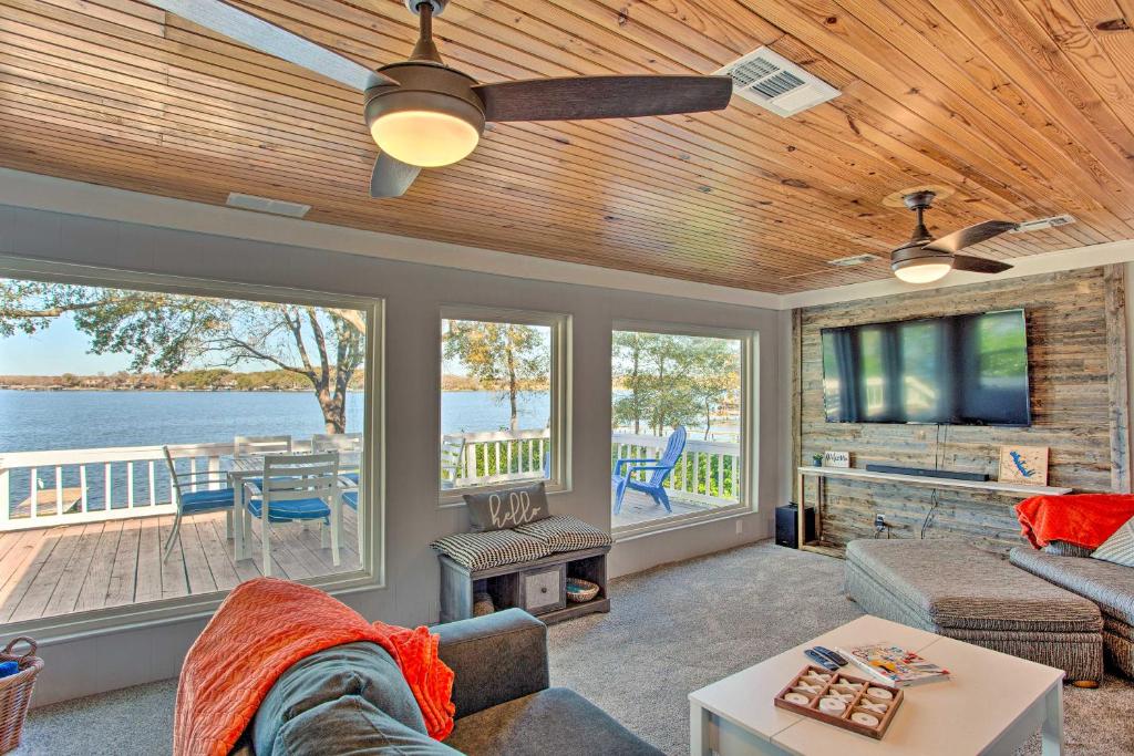 TV a/nebo společenská místnost v ubytování Dock and Fire Pit Lakefront Cedar Creek Home!