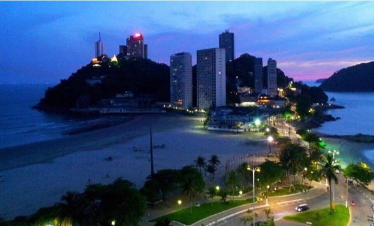 - Vistas a la ciudad por la noche con el océano en Loft aconchegante, en São Vicente