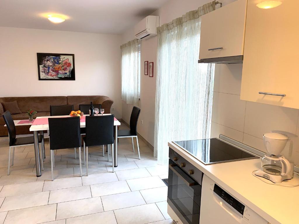 Kuchyňa alebo kuchynka v ubytovaní Villa Pineta