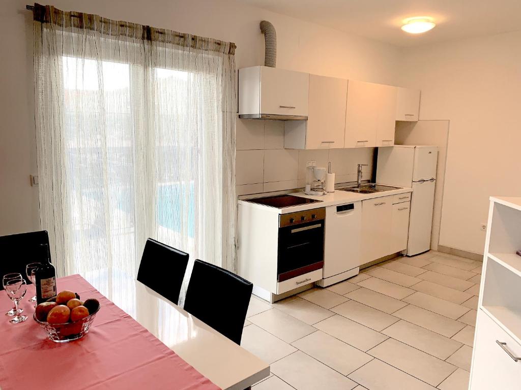 Kuchyňa alebo kuchynka v ubytovaní Villa Pineta