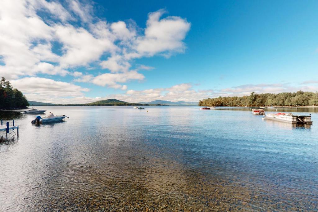 - Vistas a un lago con barcos sobre el agua en Pebble Beach, en The Highlands