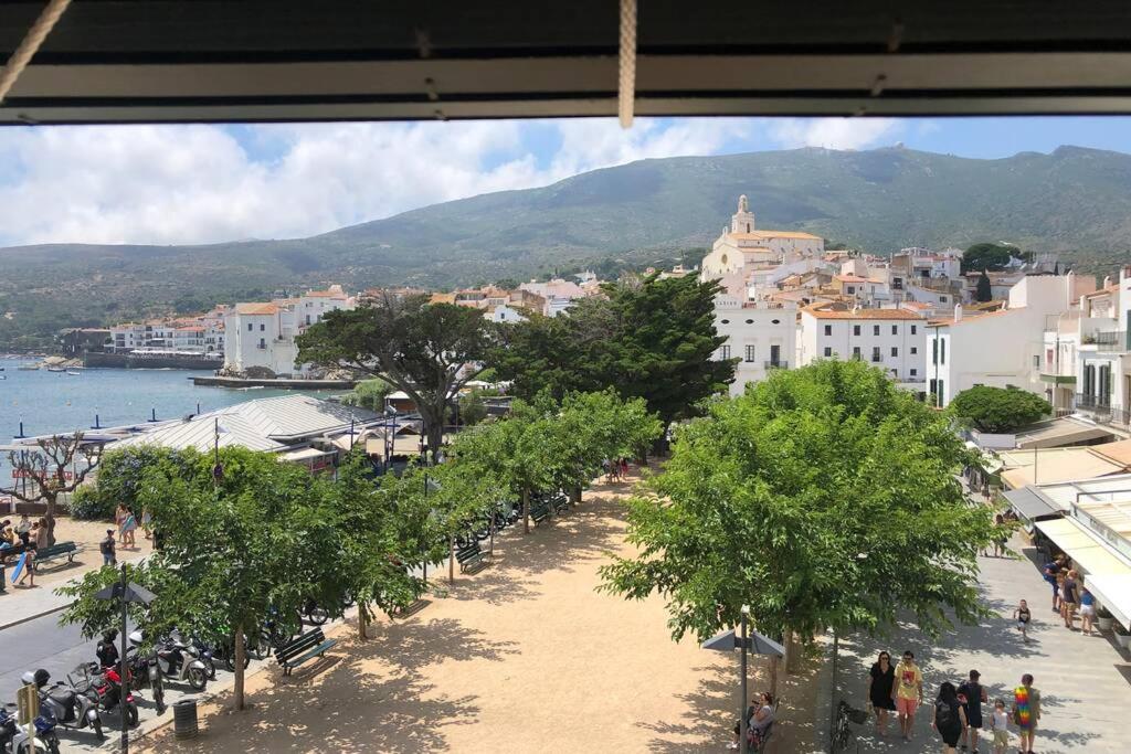 - une vue sur une ville avec des arbres et des bâtiments dans l'établissement ROQUES - Casa en primera línea de mar en CADAQUÉS, à Cadaqués
