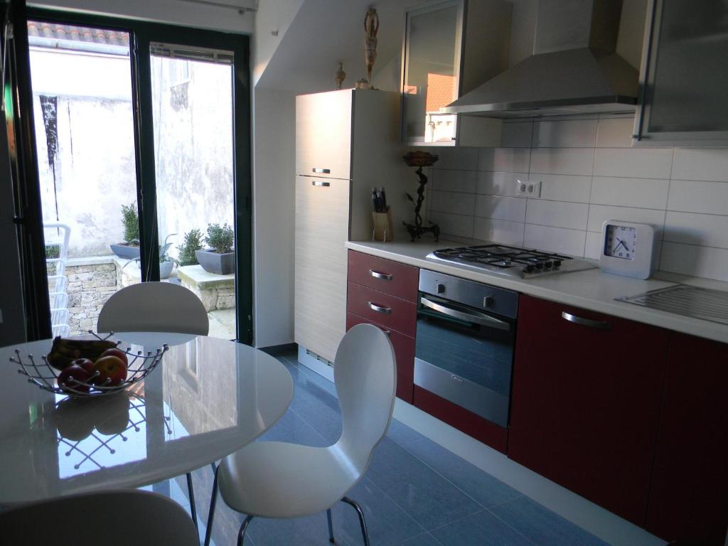 Kuchyň nebo kuchyňský kout v ubytování Apartments Lorenco