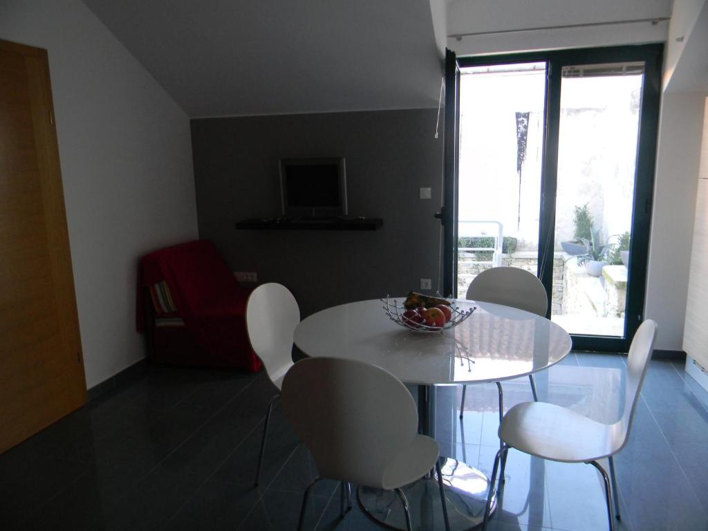 TV a/nebo společenská místnost v ubytování Apartments Lorenco