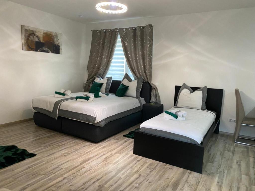 1 Schlafzimmer mit 2 Betten und einem Fenster in der Unterkunft N-City in Magdeburg