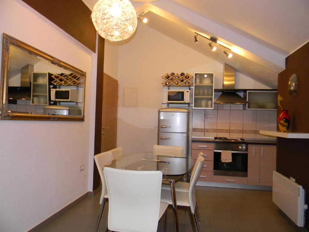 Kuchyň nebo kuchyňský kout v ubytování Apartments Lorenco