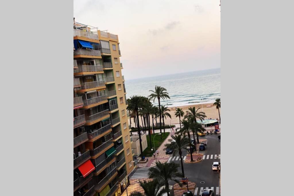 Blick auf ein Gebäude und das Meer in der Unterkunft 150m2 Con vistas al Mar y al Castillo de Cullera in Cullera